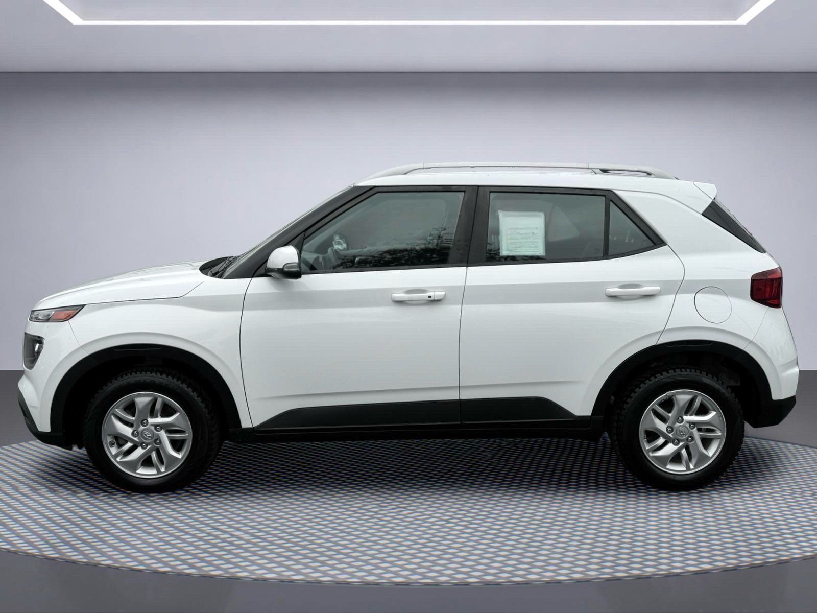 Used 2021 Hyundai Venue FWD image 3