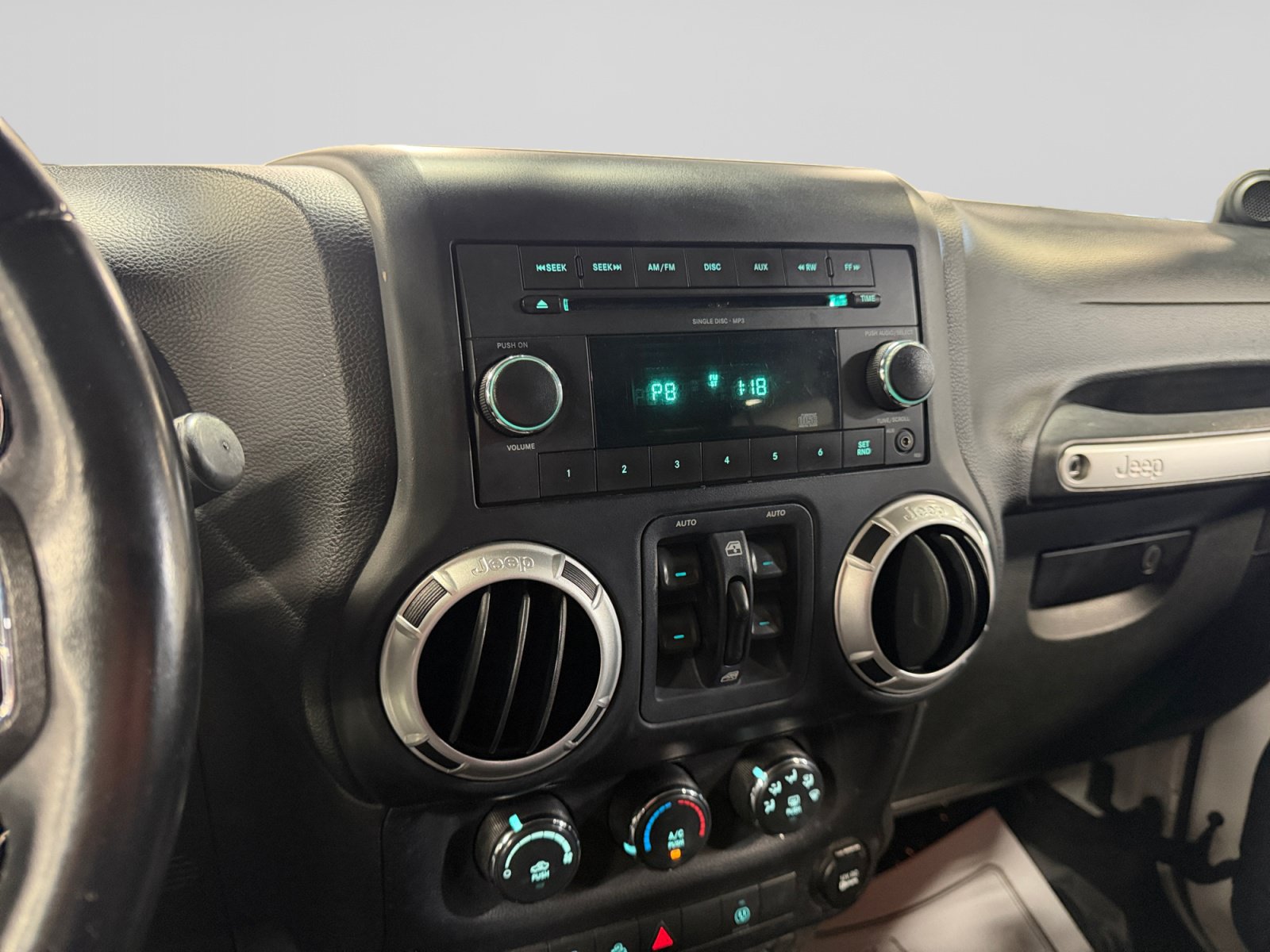 Used 2014 Jeep Wrangler Unlimited Sahara w/ Connectivity Group AWD/4WD image 28