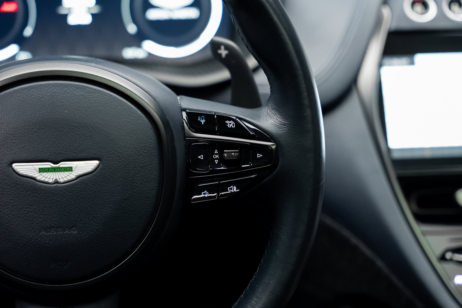 Used 2021 Aston Martin DBX AWD/4WD image 44