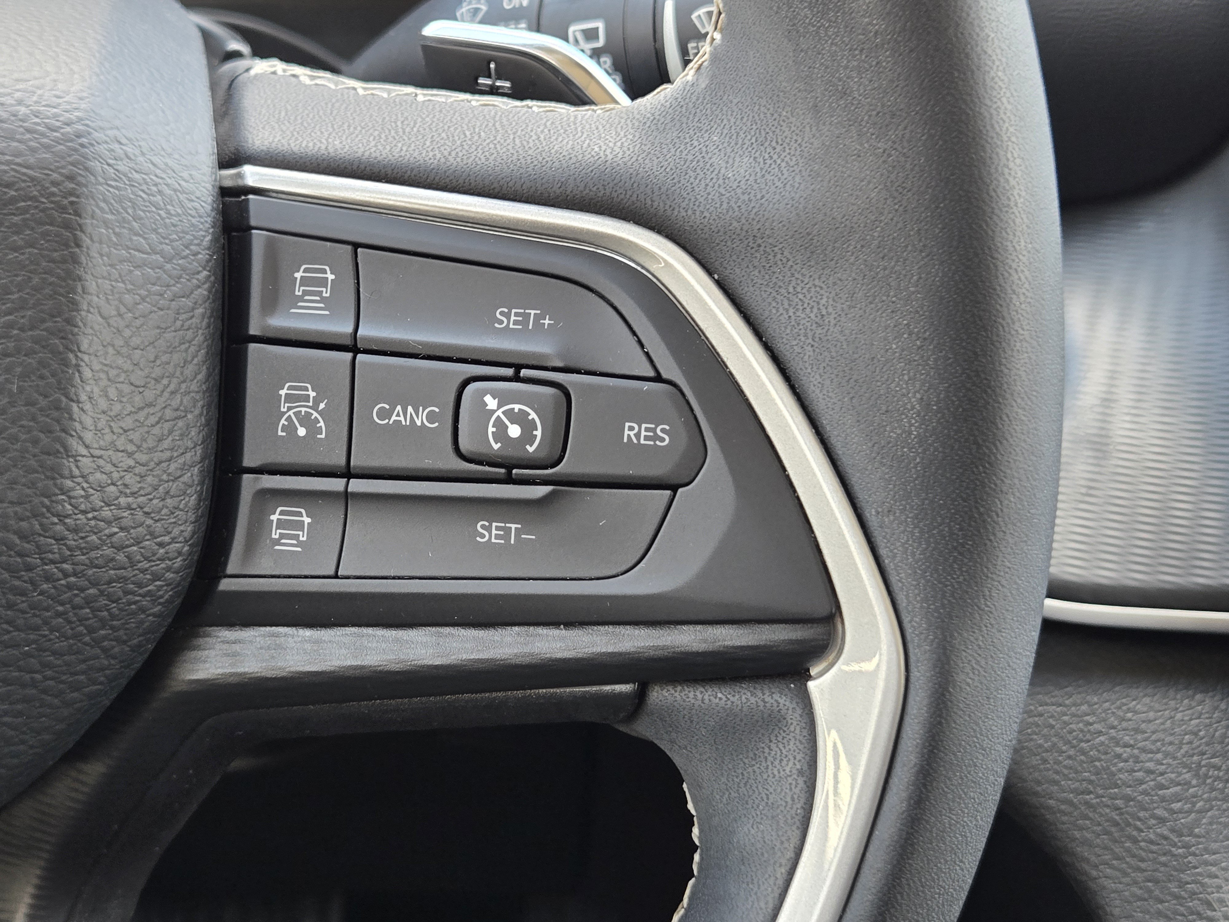 Used 2023 Jeep Grand Cherokee Laredo w/ Luxury Tech Group I AWD/4WD image 26