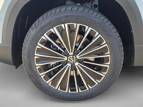 New 2026 Volkswagen Taos SE image 10
