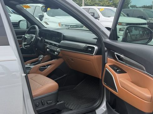 Used 2025 Kia Telluride AWD image 16