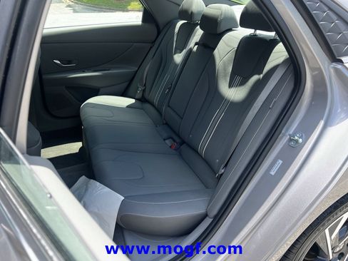 Used 2025 Hyundai Elantra SEL FWD image 18