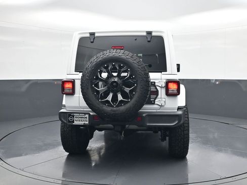 Used 2018 Jeep Wrangler Unlimited Sahara AWD/4WD image 6