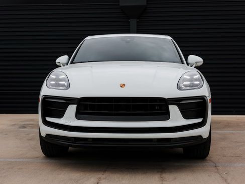 Certified 2022 Porsche Macan image 10