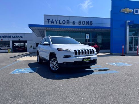 Used 2018 Jeep Cherokee Latitude w/ Cold Weather Group AWD/4WD image 1