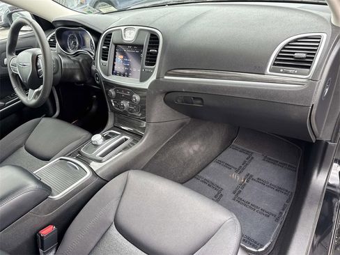 Used 2022 Chrysler 300 Touring w/ Sport Appearance Package image 26