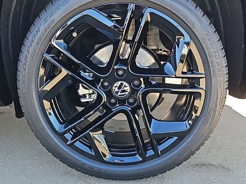 New 2026 Volkswagen Tiguan SE R-Line FWD image 9