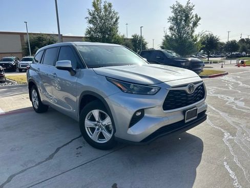 Used 2023 Toyota Highlander LE FWD image 1