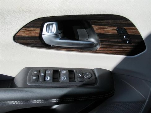Certified 2024 Chrysler Pacifica Limited AWD/4WD image 27