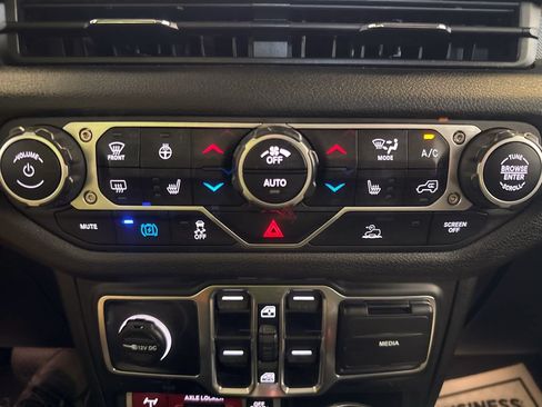 Used 2024 Jeep Wrangler Unlimited AWD/4WD image 16