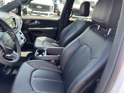Used 2025 Chrysler Voyager LX FWD image 14