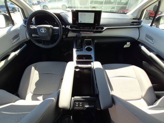 Used 2026 Toyota Sienna LE FWD image 17