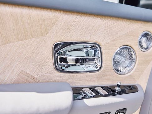 Used 2025 Rolls-Royce Phantom Sedan image 38