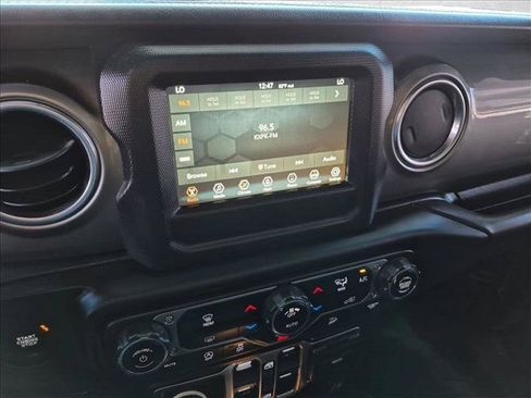 Used 2019 Jeep Wrangler Unlimited Sahara AWD/4WD image 15