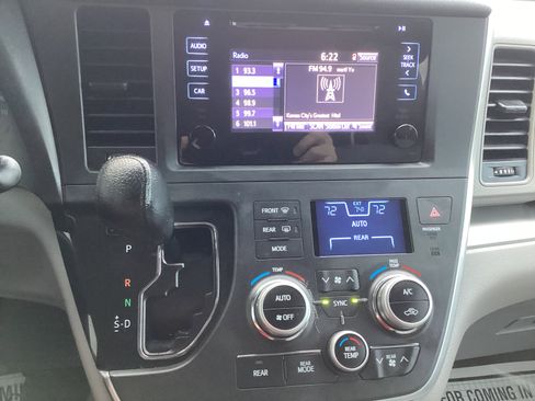 Used 2015 Toyota Sienna L image 7