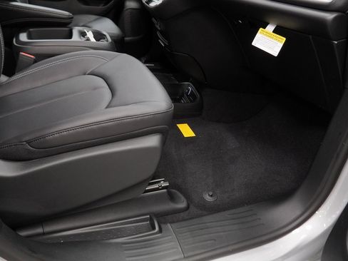 New 2026 Chrysler Pacifica Select image 33