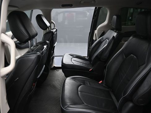 Used 2017 Chrysler Pacifica Platinum image 15