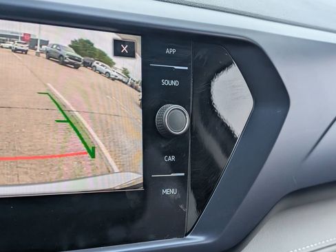 Used 2024 Volkswagen Taos SE image 3