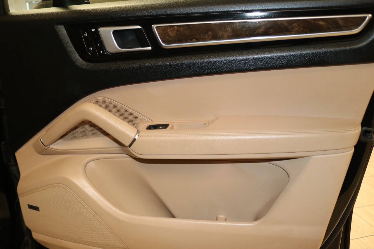 Used 2020 Porsche Cayenne Turbo AWD/4WD image 69