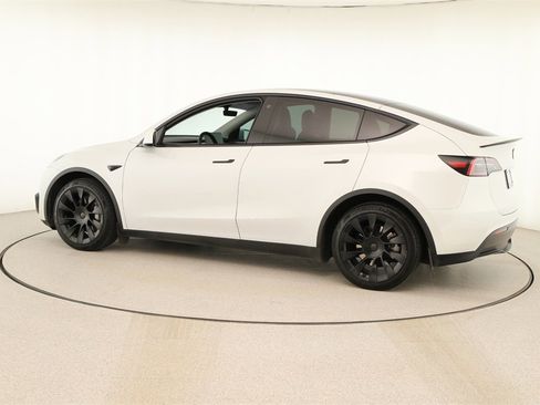 Used 2023 Tesla Model Y Long Range image 3