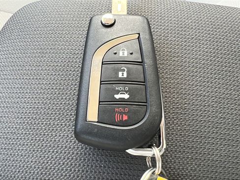 Used 2020 Toyota Corolla LE FWD image 23