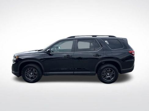 Used 2025 Honda Pilot TrailSport image 4