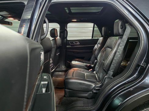 Used 2017 Ford Explorer Platinum image 15