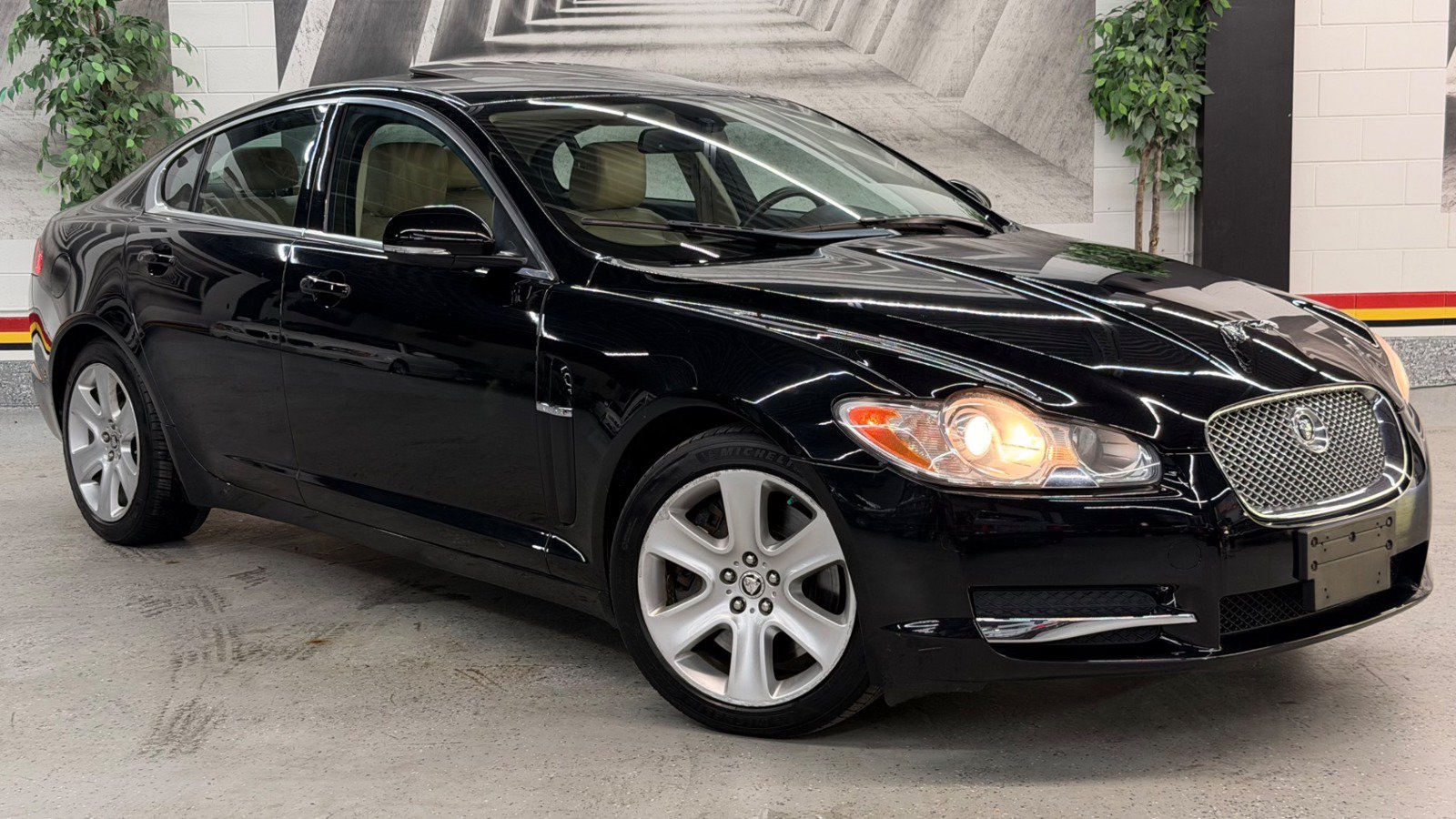 Used 2011 Jaguar XF RWD image 1