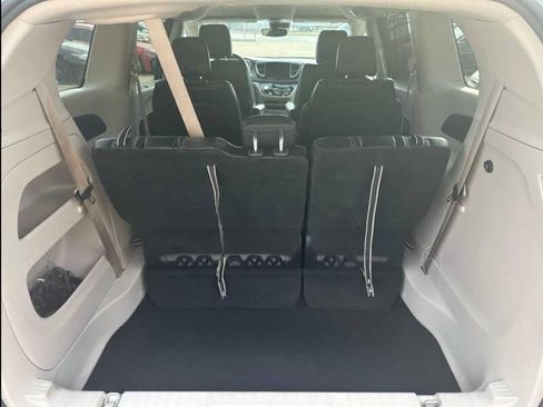 Used 2024 Chrysler Pacifica Touring-L image 26