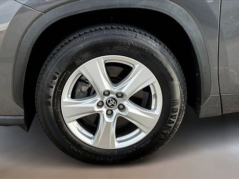 Used 2023 Toyota Highlander L image 28