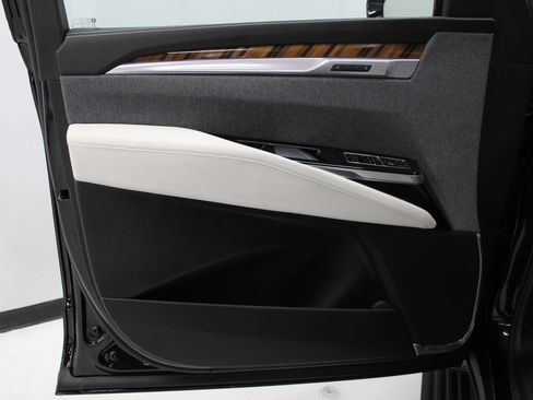 Certified 2025 Cadillac Escalade ESV Sport Platinum image 17