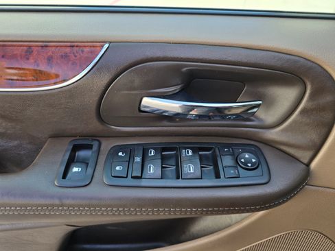 Used 2014 Chrysler Town & Country Touring-L w/ Driver Convenience Group FWD image 20