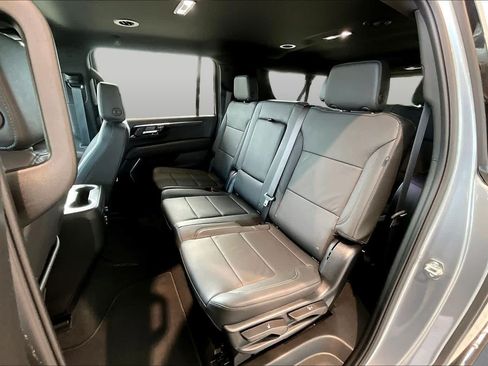 Used 2026 Chevrolet Suburban LT RWD image 22