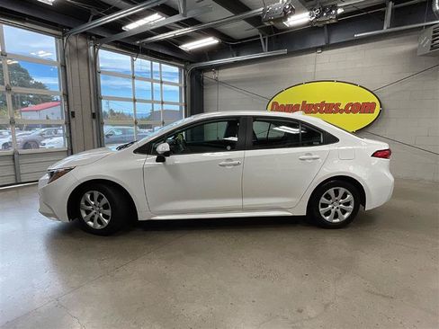 Used 2024 Toyota Corolla LE FWD image 2