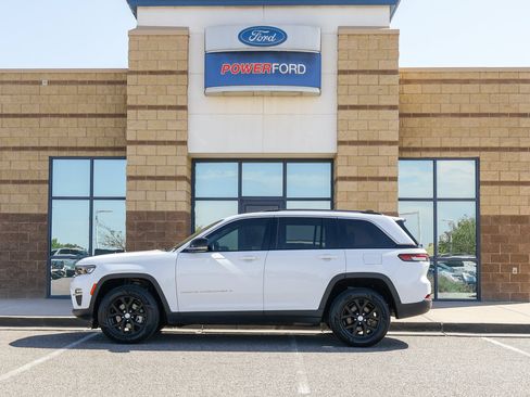 Used 2023 Jeep Grand Cherokee Limited AWD/4WD image 9