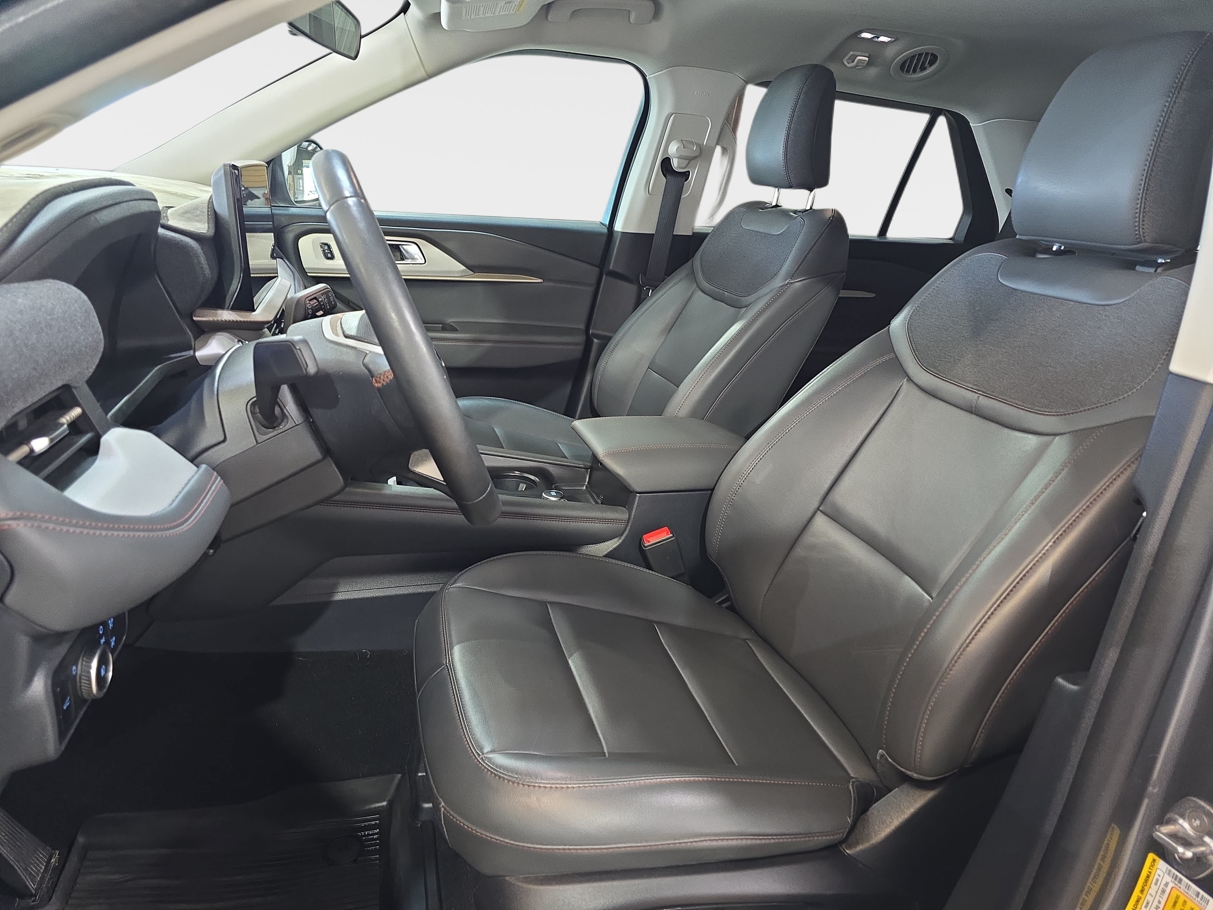 Used 2025 Ford Explorer Active w/ Active Comfort Package RWD image 12