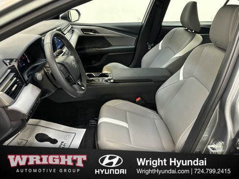 Used 2025 Toyota Camry SE w/ Convenience Package image 11