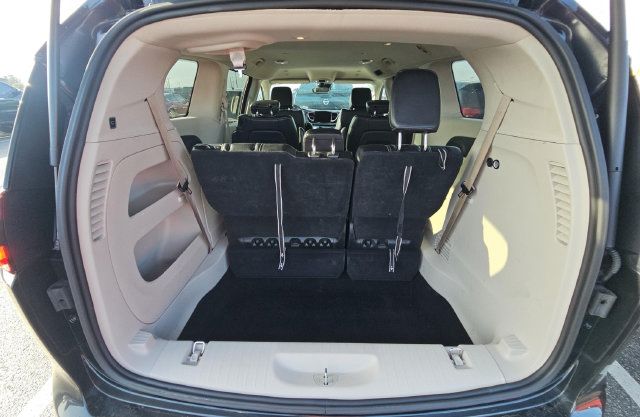 Used 2023 Chrysler Pacifica Touring-L FWD image 11