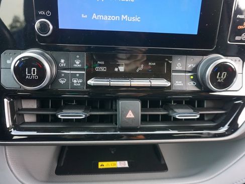 Used 2023 Toyota Highlander XLE FWD image 12