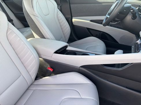 Used 2024 Hyundai Elantra Limited image 15