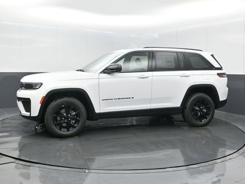 New 2026 Jeep Grand Cherokee Laredo image 4