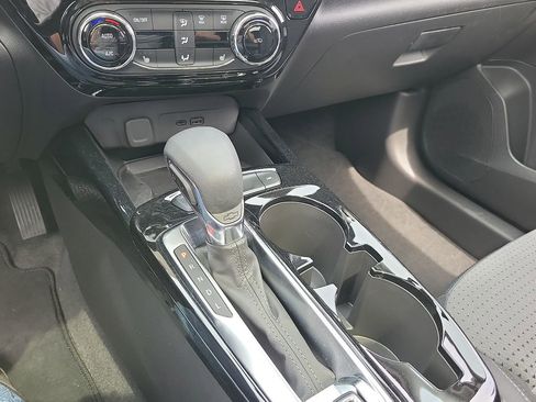 Used 2025 Chevrolet Trax LT w/ Sunroof Package image 17