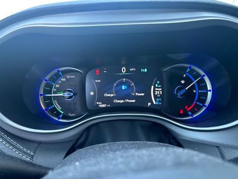 Used 2024 Chrysler Pacifica Limited FWD image 1