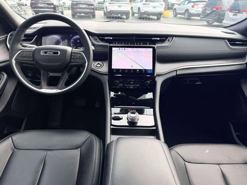 Used 2024 Jeep Grand Cherokee Limited image 3