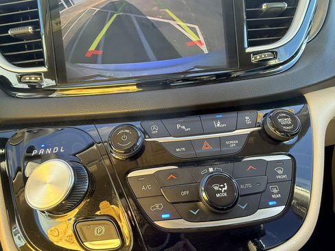 Used 2024 Chrysler Pacifica Touring-L image 24