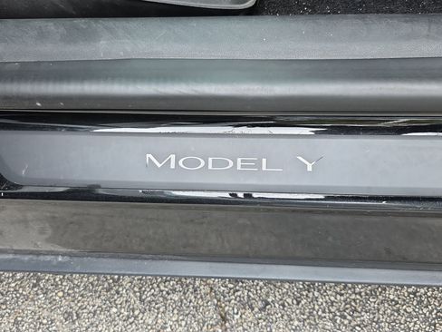 Used 2021 Tesla Model Y Long Range image 26