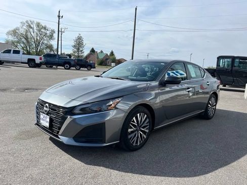 Used 2025 Nissan Altima 2.5 SV FWD image 3