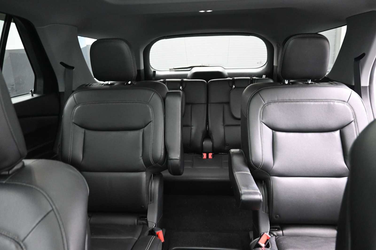 Used 2020 Ford Explorer XLT w/ Equipment Group 202A AWD/4WD image 15