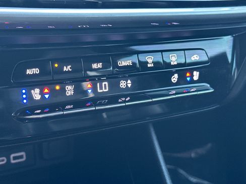 Used 2022 Chevrolet Bolt EUV LT w/ Convenience Package image 22